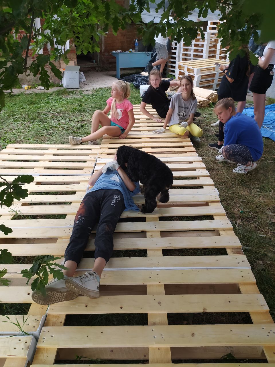 В Суздале появилось новое место для семейного отдыха. Маленькие жители города при поддержке команды энтузиастов сами разработали проект и создали дворик на Кремлевской улице! Теперь там устраивают открытые кинопоказы, пьют чай из самовара и наслаждаются летом под древним дубом.