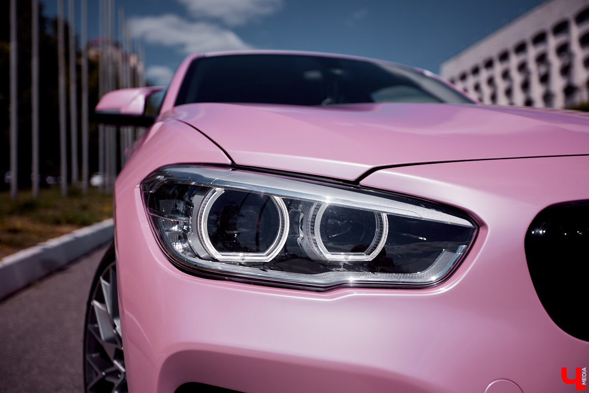 Алина Щепетова придумала для своей BMW 1 серии яркий и в то же время нежный образ. Авто метко прозвали Зефиркой. Мы решили рассмотреть вкусняшку поближе.