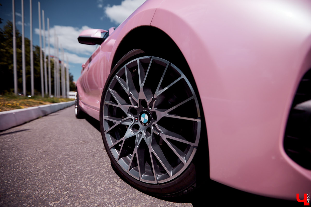 Алина Щепетова придумала для своей BMW 1 серии яркий и в то же время нежный образ. Авто метко прозвали Зефиркой. Мы решили рассмотреть вкусняшку поближе.