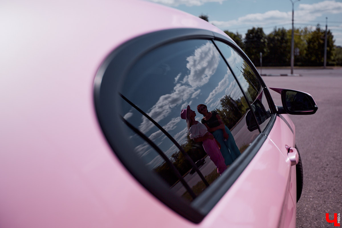 Алина Щепетова придумала для своей BMW 1 серии яркий и в то же время нежный образ. Авто метко прозвали Зефиркой. Мы решили рассмотреть вкусняшку поближе.