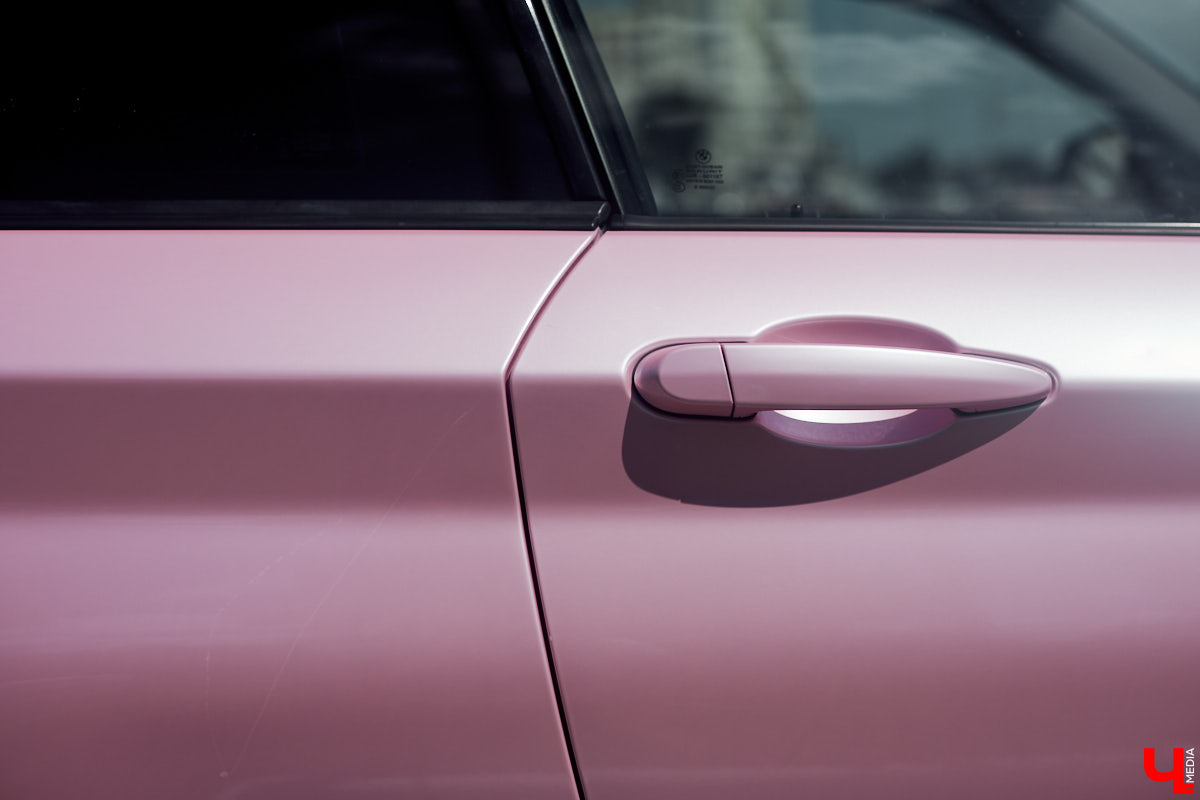 Алина Щепетова придумала для своей BMW 1 серии яркий и в то же время нежный образ. Авто метко прозвали Зефиркой. Мы решили рассмотреть вкусняшку поближе.