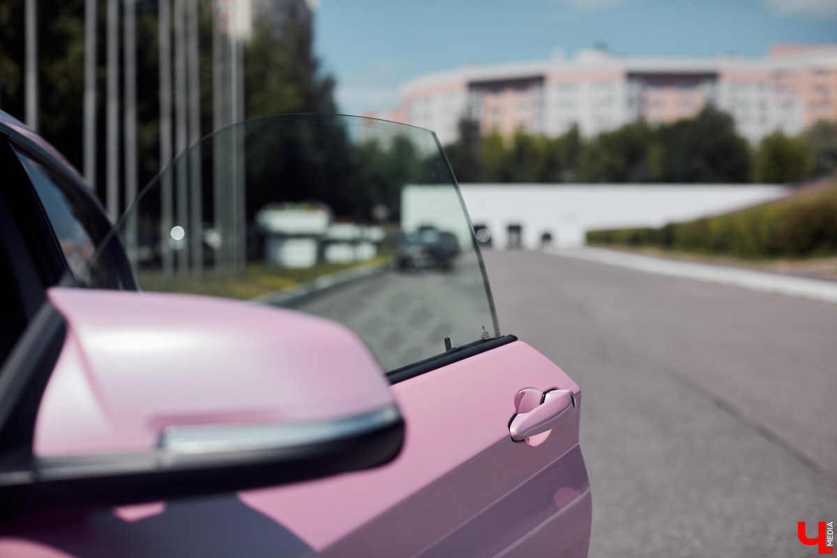 Алина Щепетова придумала для своей BMW 1 серии яркий и в то же время нежный образ. Авто метко прозвали Зефиркой. Мы решили рассмотреть вкусняшку поближе.