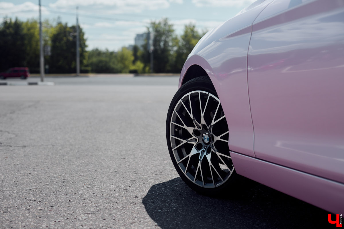 Алина Щепетова придумала для своей BMW 1 серии яркий и в то же время нежный образ. Авто метко прозвали Зефиркой. Мы решили рассмотреть вкусняшку поближе.