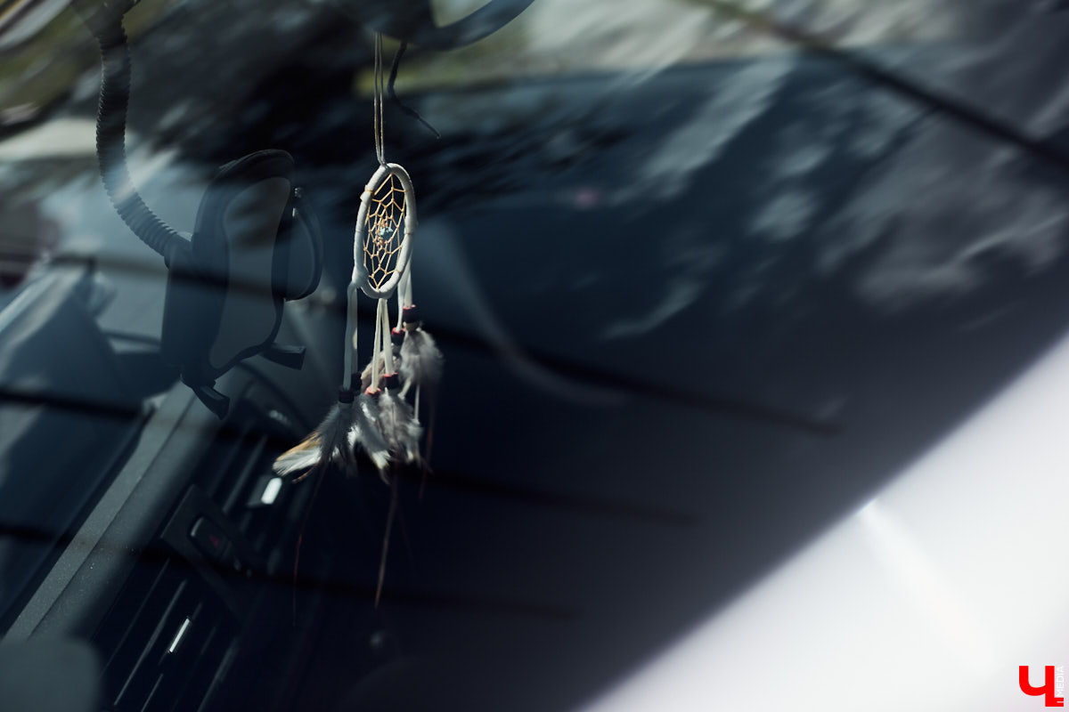 Алина Щепетова придумала для своей BMW 1 серии яркий и в то же время нежный образ. Авто метко прозвали Зефиркой. Мы решили рассмотреть вкусняшку поближе.