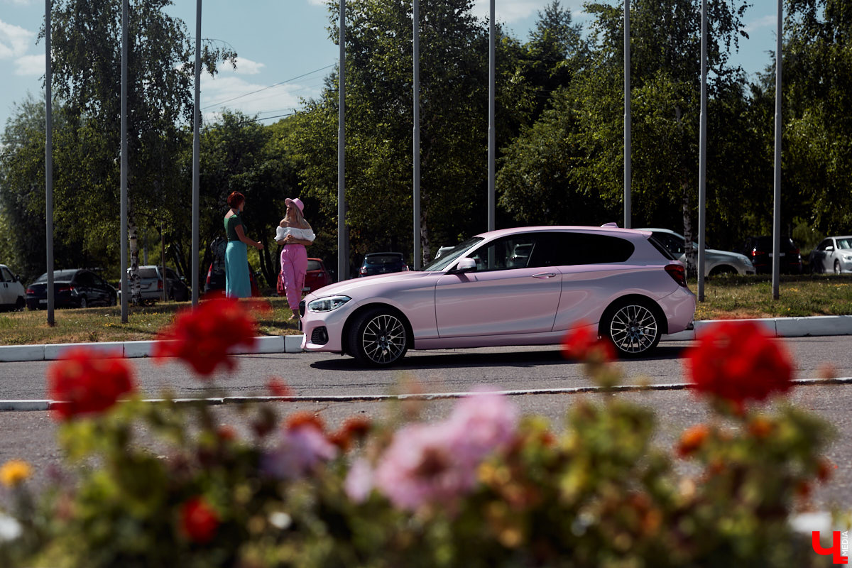 Алина Щепетова придумала для своей BMW 1 серии яркий и в то же время нежный образ. Авто метко прозвали Зефиркой. Мы решили рассмотреть вкусняшку поближе.