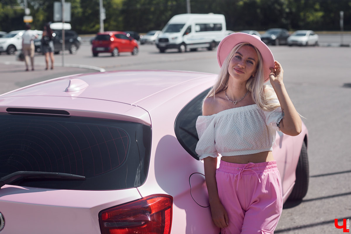 Алина Щепетова придумала для своей BMW 1 серии яркий и в то же время нежный образ. Авто метко прозвали Зефиркой. Мы решили рассмотреть вкусняшку поближе.