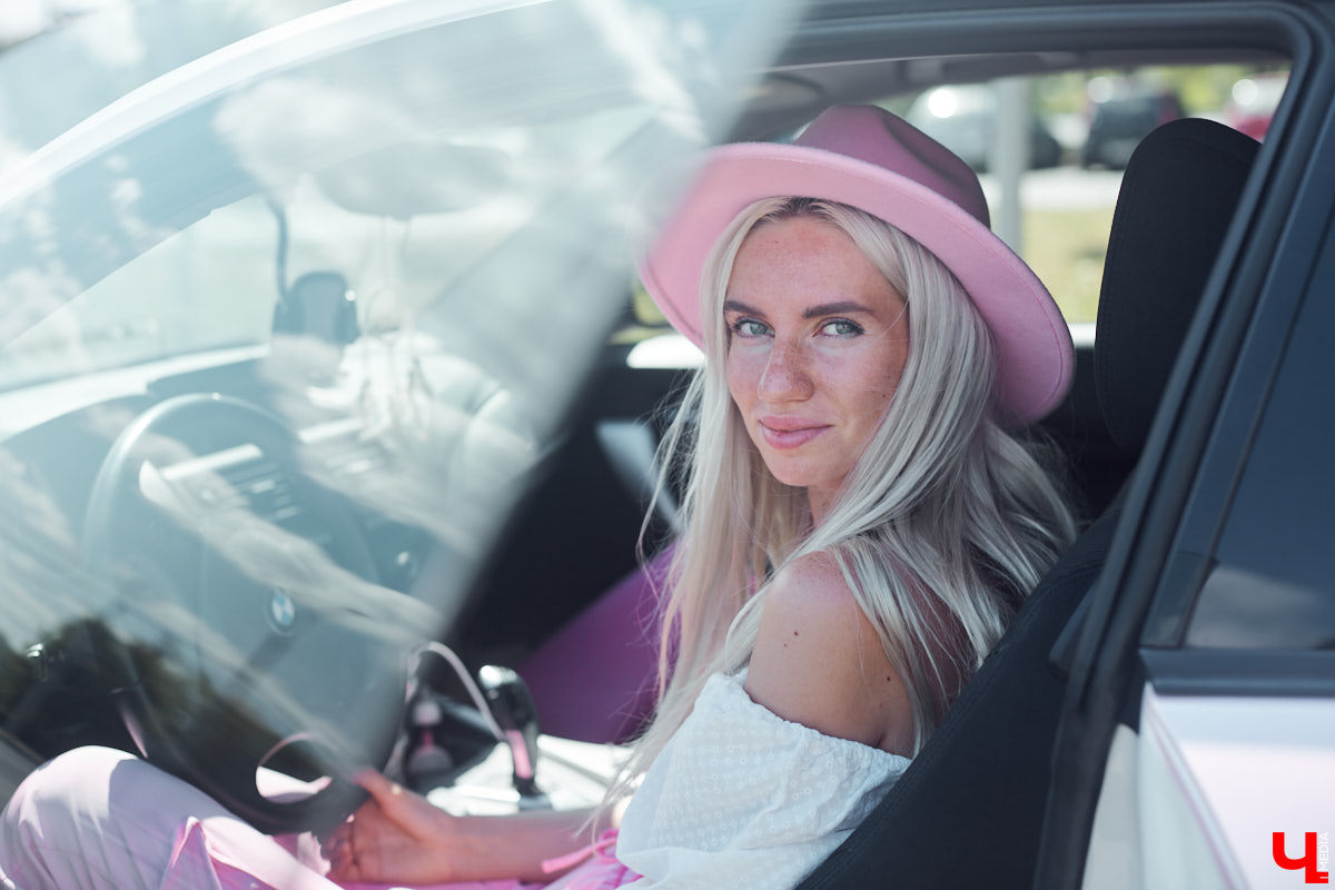 Алина Щепетова придумала для своей BMW 1 серии яркий и в то же время нежный образ. Авто метко прозвали Зефиркой. Мы решили рассмотреть вкусняшку поближе.