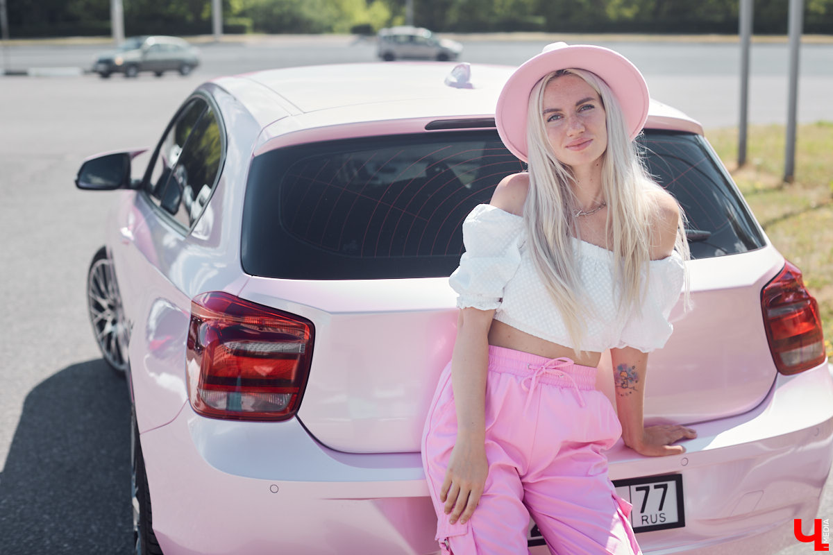 Алина Щепетова придумала для своей BMW 1 серии яркий и в то же время нежный образ. Авто метко прозвали Зефиркой. Мы решили рассмотреть вкусняшку поближе.