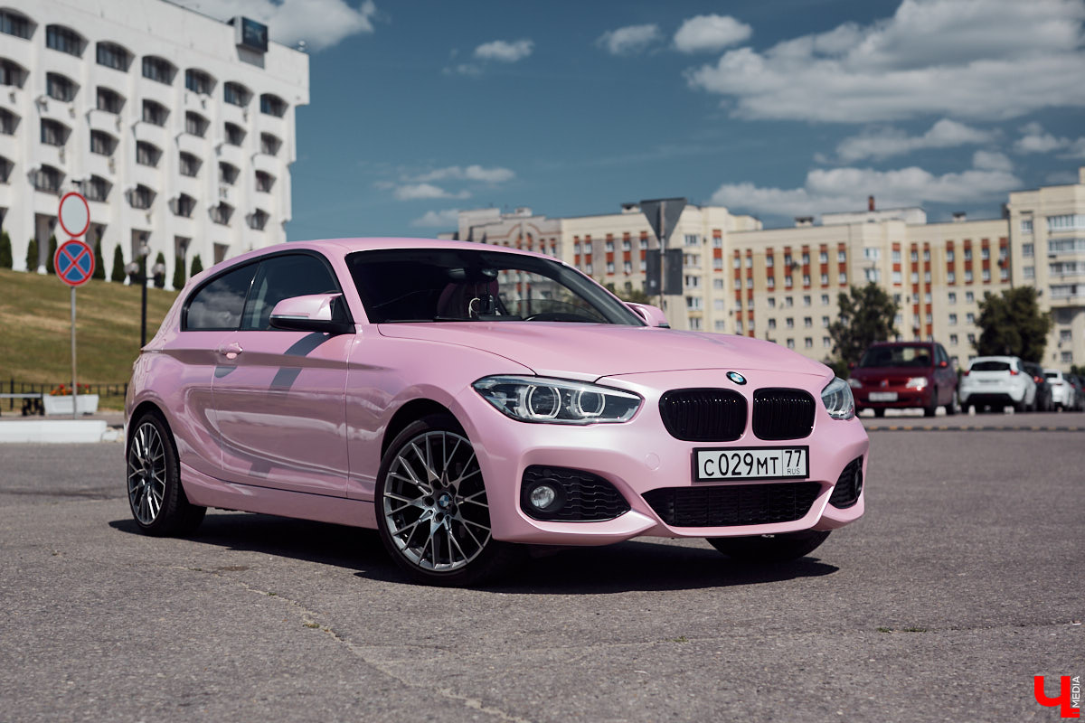 Алина Щепетова придумала для своей BMW 1 серии яркий и в то же время нежный образ. Авто метко прозвали Зефиркой. Мы решили рассмотреть вкусняшку поближе.