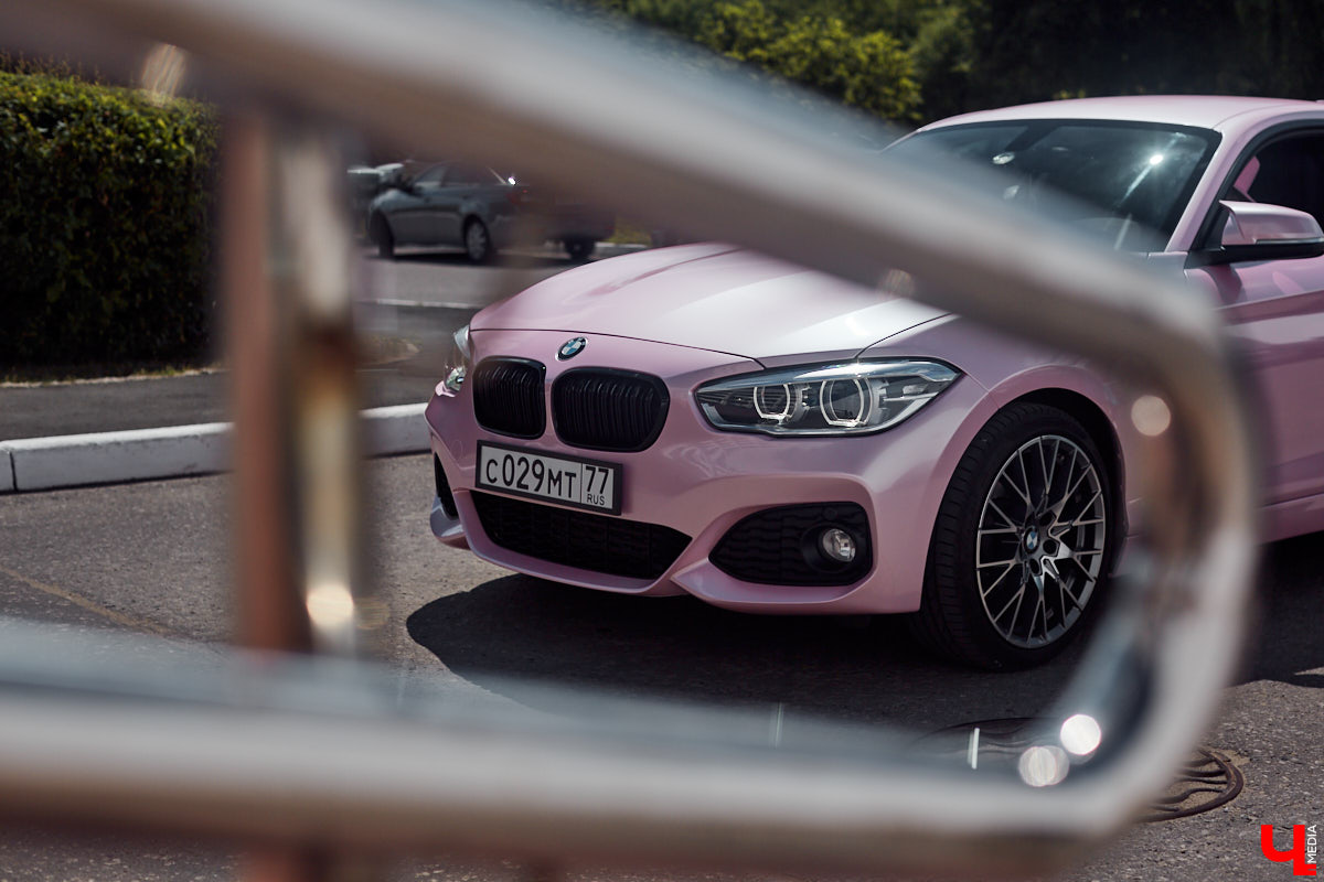Алина Щепетова придумала для своей BMW 1 серии яркий и в то же время нежный образ. Авто метко прозвали Зефиркой. Мы решили рассмотреть вкусняшку поближе.