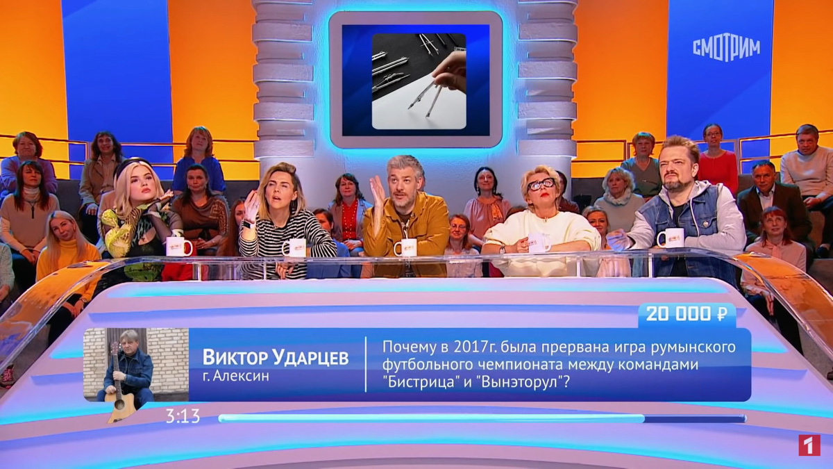 Софья Лобанова продолжает экспериментировать: недавно она попробовала себя в роли ведущей хоккейного матча Россия-Швеция, теперь же приняла участие в интеллектуальной игре «Пятеро на одного» на Первом канале, где сыграла с Ольгой Шелест и Александром Пушным.