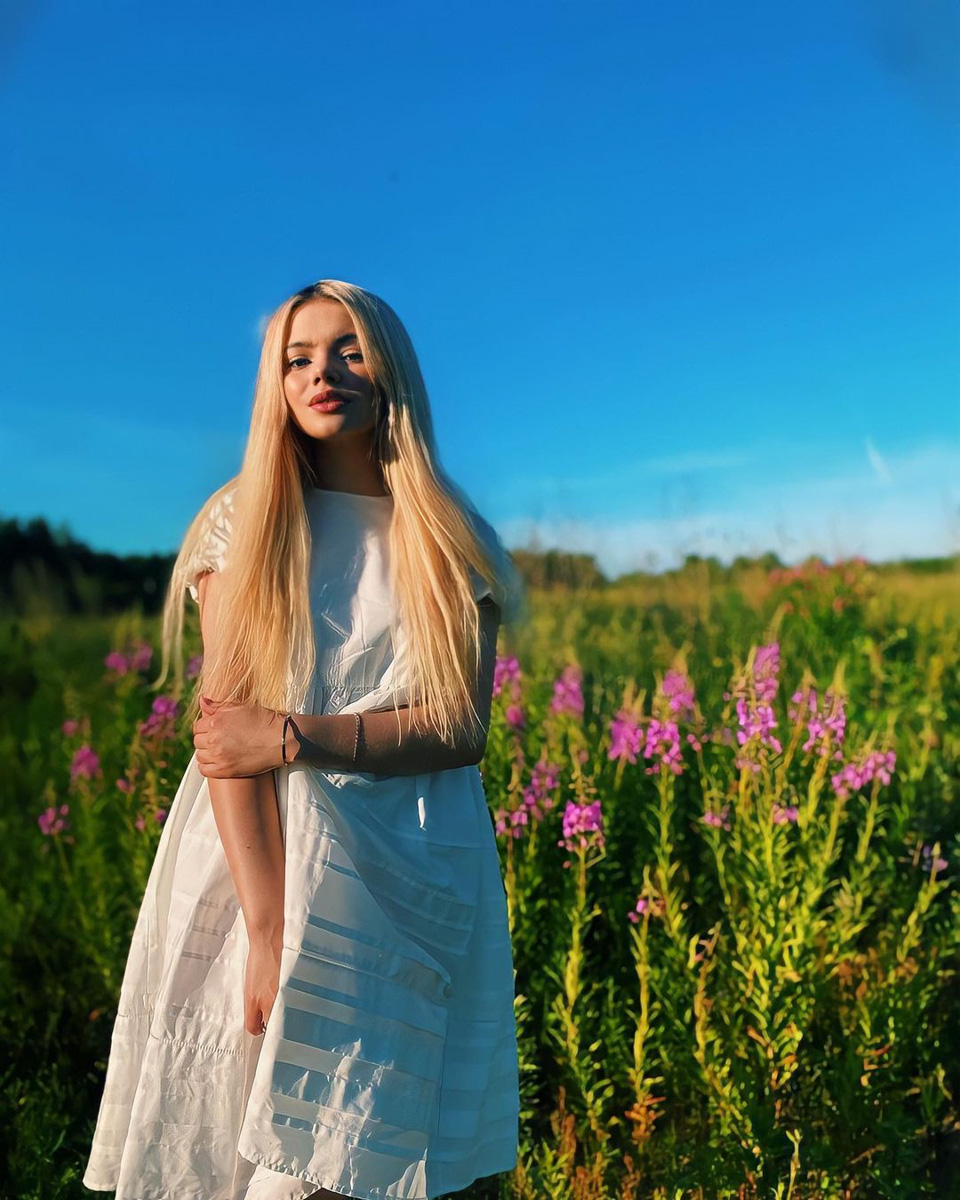 Софья Лобанова продолжает экспериментировать: недавно она попробовала себя в роли ведущей хоккейного матча Россия-Швеция, теперь же приняла участие в интеллектуальной игре «Пятеро на одного» на Первом канале, где сыграла с Ольгой Шелест и Александром Пушным.