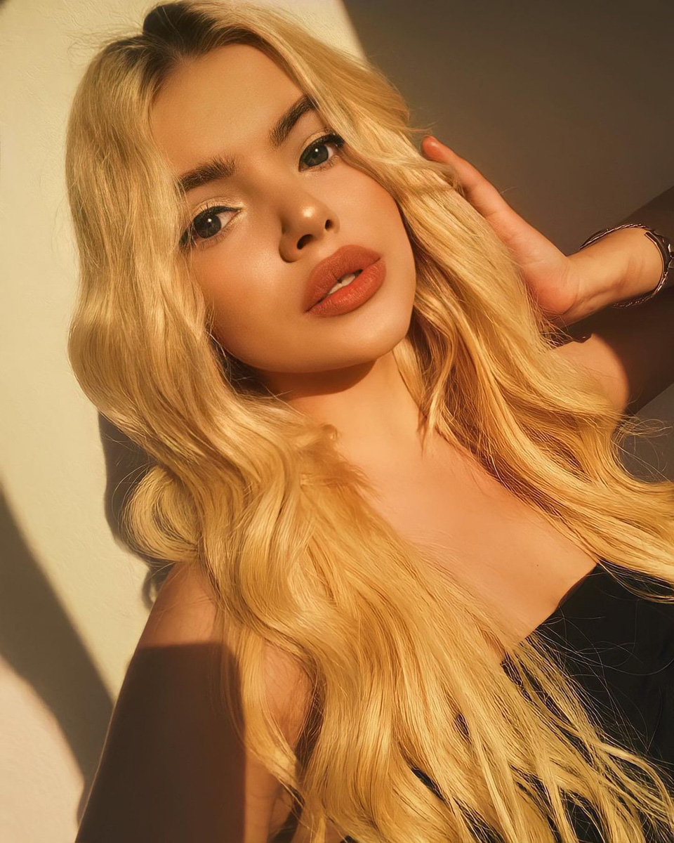 Софья Лобанова продолжает экспериментировать: недавно она попробовала себя в роли ведущей хоккейного матча Россия-Швеция, теперь же приняла участие в интеллектуальной игре «Пятеро на одного» на Первом канале, где сыграла с Ольгой Шелест и Александром Пушным.