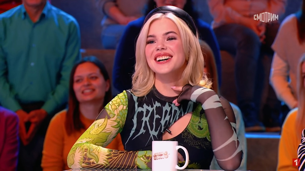 Софья Лобанова продолжает экспериментировать: недавно она попробовала себя в роли ведущей хоккейного матча Россия-Швеция, теперь же приняла участие в интеллектуальной игре «Пятеро на одного» на Первом канале, где сыграла с Ольгой Шелест и Александром Пушным.