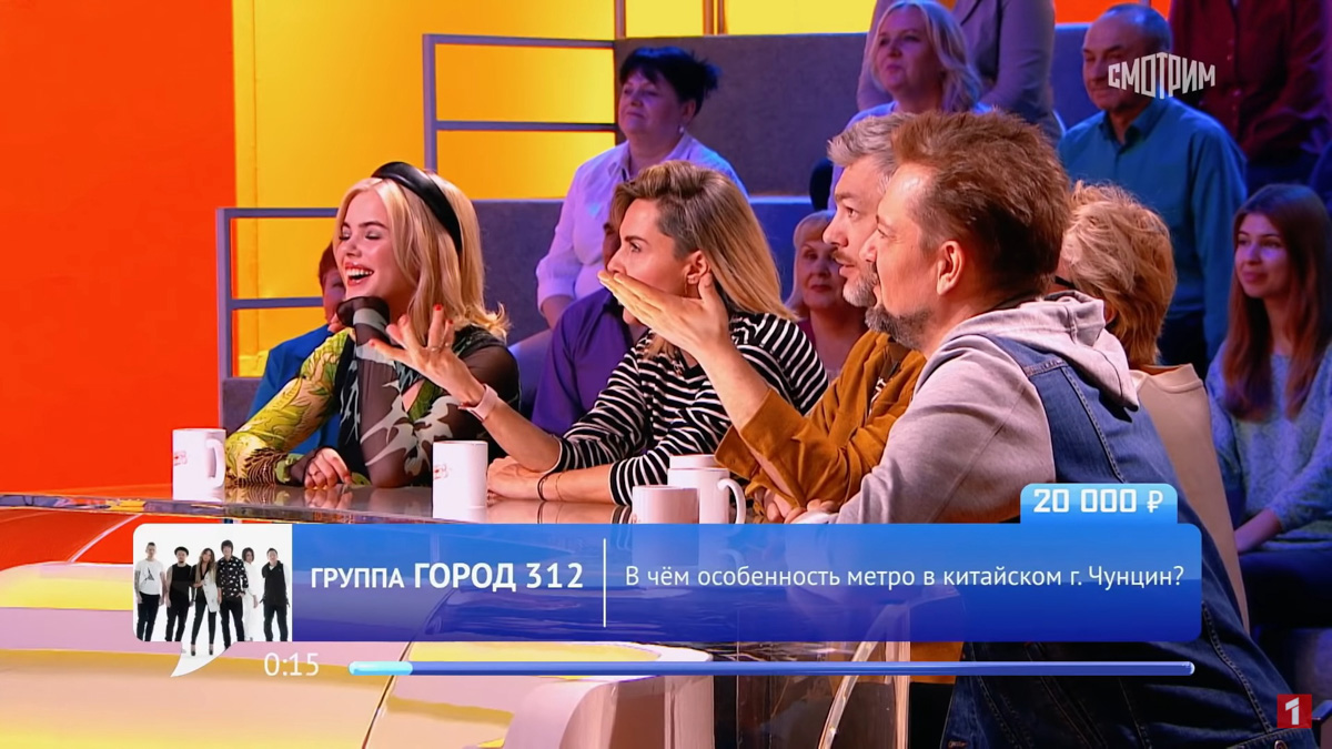 Софья Лобанова продолжает экспериментировать: недавно она попробовала себя в роли ведущей хоккейного матча Россия-Швеция, теперь же приняла участие в интеллектуальной игре «Пятеро на одного» на Первом канале, где сыграла с Ольгой Шелест и Александром Пушным.