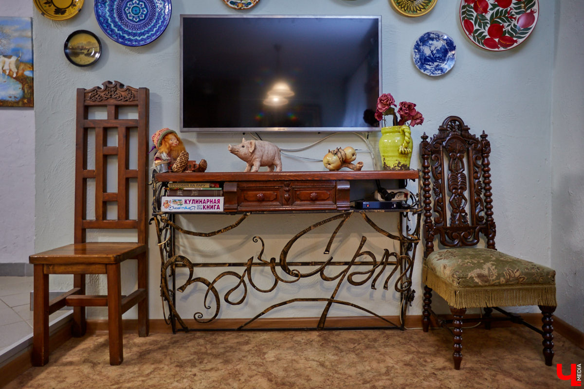 Не так давно «Ключ-Медиа» рассказывал о первом частном доме во Владимирской области, особняке галеристов Лобовых в Юрьевце. Авторские инсталляции членов семьи, диковинные заморские сувениры и созданные знакомыми художниками работы украшают его внутренности, а давно забытый огород представляет собой творческий сад. Куда ни посмотри - разномастные металлические силуэты, причем некоторые из них имеют прикладной характер.