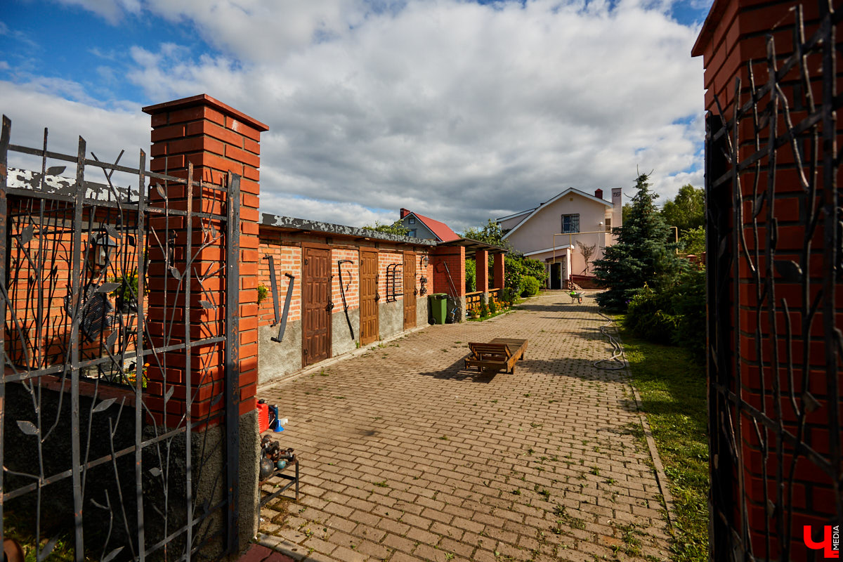 Не так давно «Ключ-Медиа» рассказывал о первом частном доме во Владимирской области, особняке галеристов Лобовых в Юрьевце. Авторские инсталляции членов семьи, диковинные заморские сувениры и созданные знакомыми художниками работы украшают его внутренности, а давно забытый огород представляет собой творческий сад. Куда ни посмотри - разномастные металлические силуэты, причем некоторые из них имеют прикладной характер.