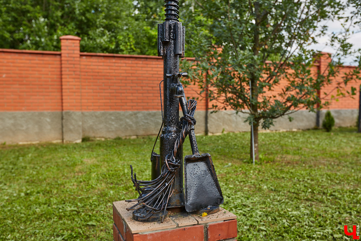 Не так давно «Ключ-Медиа» рассказывал о первом частном доме во Владимирской области, особняке галеристов Лобовых в Юрьевце. Авторские инсталляции членов семьи, диковинные заморские сувениры и созданные знакомыми художниками работы украшают его внутренности, а давно забытый огород представляет собой творческий сад. Куда ни посмотри - разномастные металлические силуэты, причем некоторые из них имеют прикладной характер.