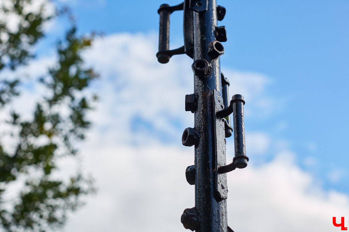 Не так давно «Ключ-Медиа» рассказывал о первом частном доме во Владимирской области, особняке галеристов Лобовых в Юрьевце. Авторские инсталляции членов семьи, диковинные заморские сувениры и созданные знакомыми художниками работы украшают его внутренности, а давно забытый огород представляет собой творческий сад. Куда ни посмотри - разномастные металлические силуэты, причем некоторые из них имеют прикладной характер.