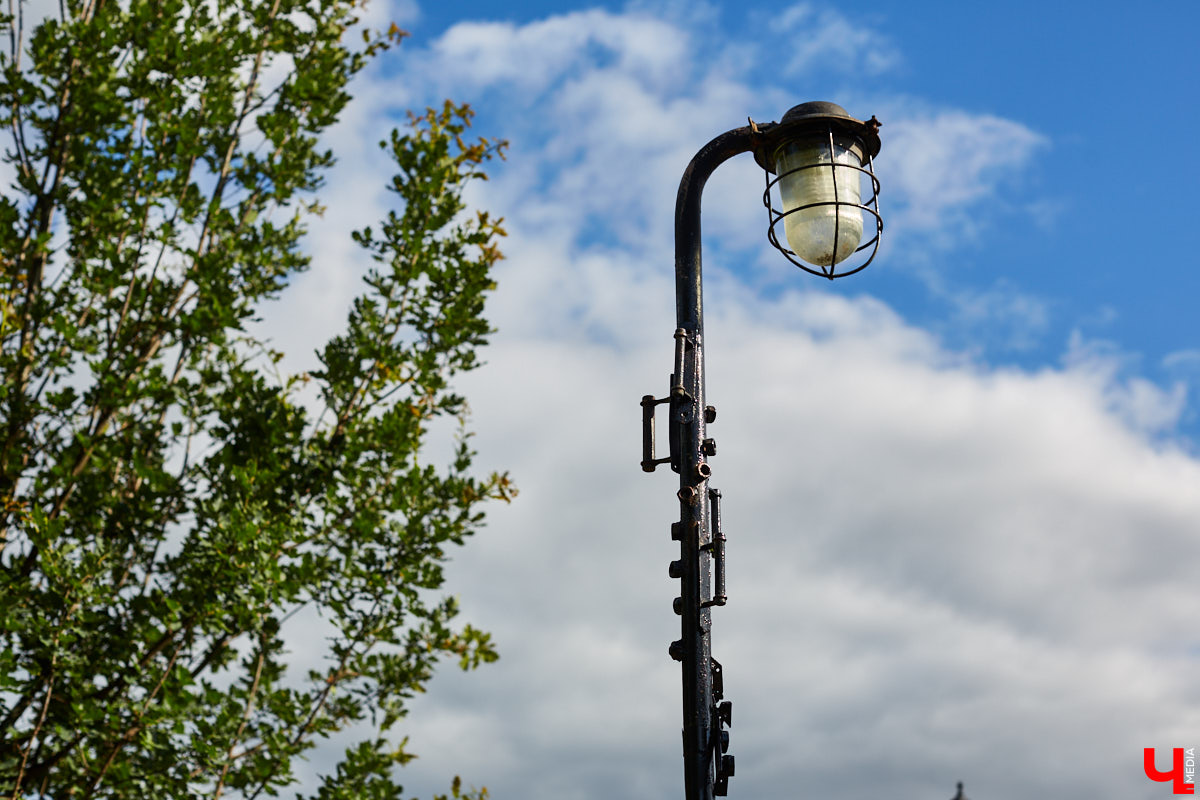 Не так давно «Ключ-Медиа» рассказывал о первом частном доме во Владимирской области, особняке галеристов Лобовых в Юрьевце. Авторские инсталляции членов семьи, диковинные заморские сувениры и созданные знакомыми художниками работы украшают его внутренности, а давно забытый огород представляет собой творческий сад. Куда ни посмотри - разномастные металлические силуэты, причем некоторые из них имеют прикладной характер.