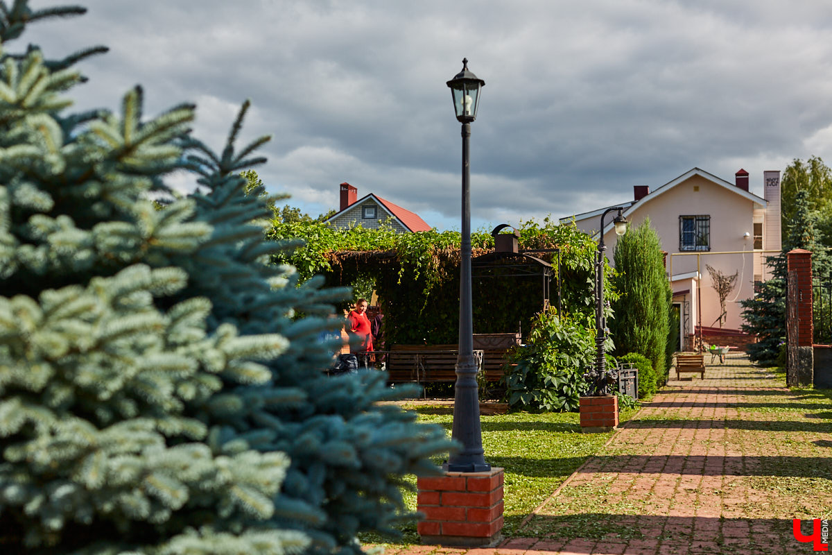 Не так давно «Ключ-Медиа» рассказывал о первом частном доме во Владимирской области, особняке галеристов Лобовых в Юрьевце. Авторские инсталляции членов семьи, диковинные заморские сувениры и созданные знакомыми художниками работы украшают его внутренности, а давно забытый огород представляет собой творческий сад. Куда ни посмотри - разномастные металлические силуэты, причем некоторые из них имеют прикладной характер.