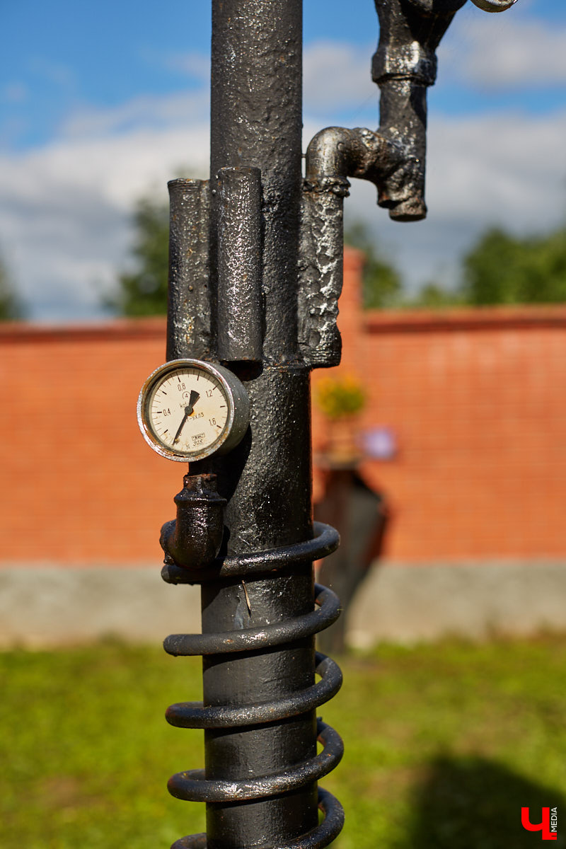 Не так давно «Ключ-Медиа» рассказывал о первом частном доме во Владимирской области, особняке галеристов Лобовых в Юрьевце. Авторские инсталляции членов семьи, диковинные заморские сувениры и созданные знакомыми художниками работы украшают его внутренности, а давно забытый огород представляет собой творческий сад. Куда ни посмотри - разномастные металлические силуэты, причем некоторые из них имеют прикладной характер.