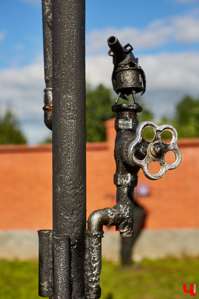 Не так давно «Ключ-Медиа» рассказывал о первом частном доме во Владимирской области, особняке галеристов Лобовых в Юрьевце. Авторские инсталляции членов семьи, диковинные заморские сувениры и созданные знакомыми художниками работы украшают его внутренности, а давно забытый огород представляет собой творческий сад. Куда ни посмотри - разномастные металлические силуэты, причем некоторые из них имеют прикладной характер.