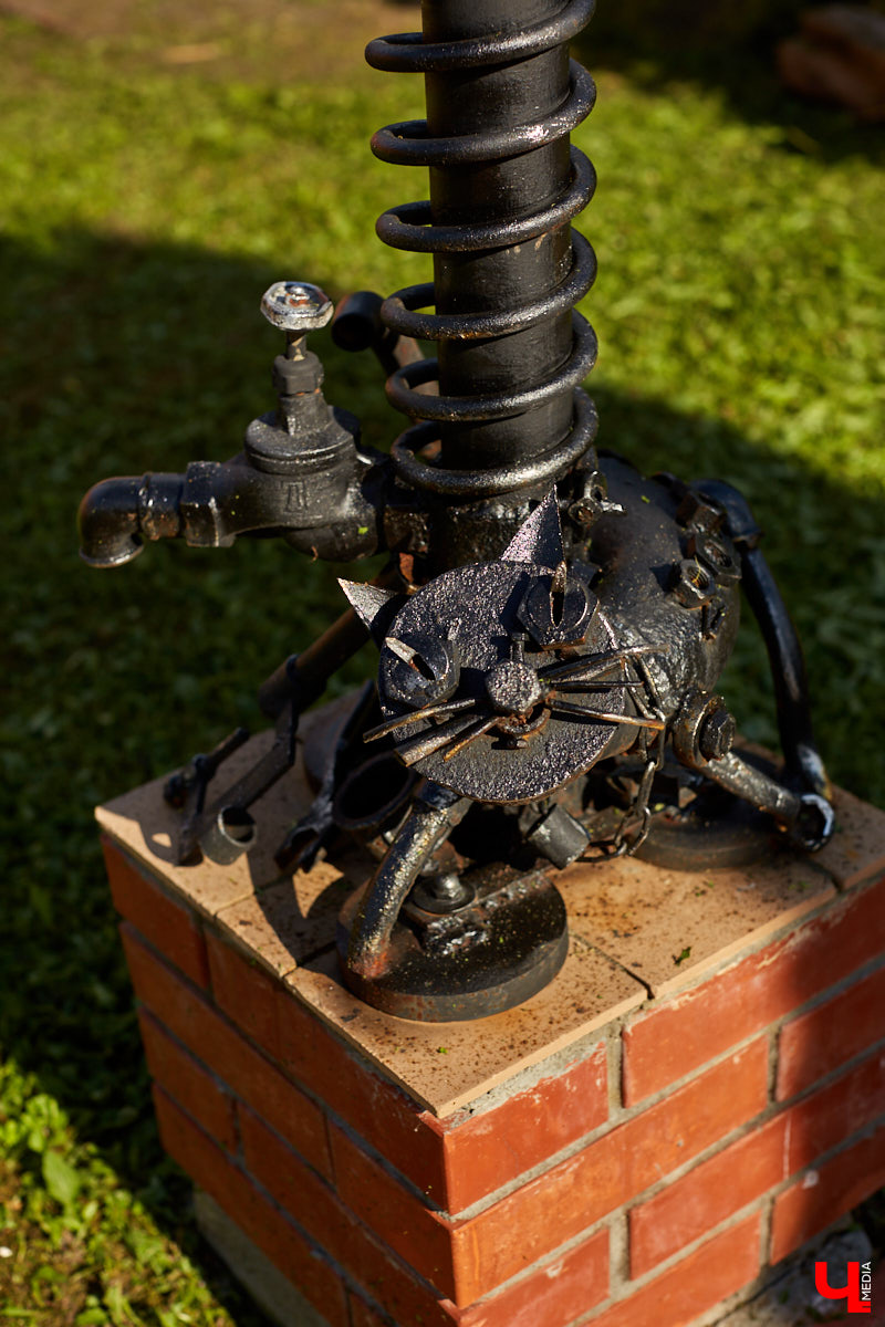 Не так давно «Ключ-Медиа» рассказывал о первом частном доме во Владимирской области, особняке галеристов Лобовых в Юрьевце. Авторские инсталляции членов семьи, диковинные заморские сувениры и созданные знакомыми художниками работы украшают его внутренности, а давно забытый огород представляет собой творческий сад. Куда ни посмотри - разномастные металлические силуэты, причем некоторые из них имеют прикладной характер.