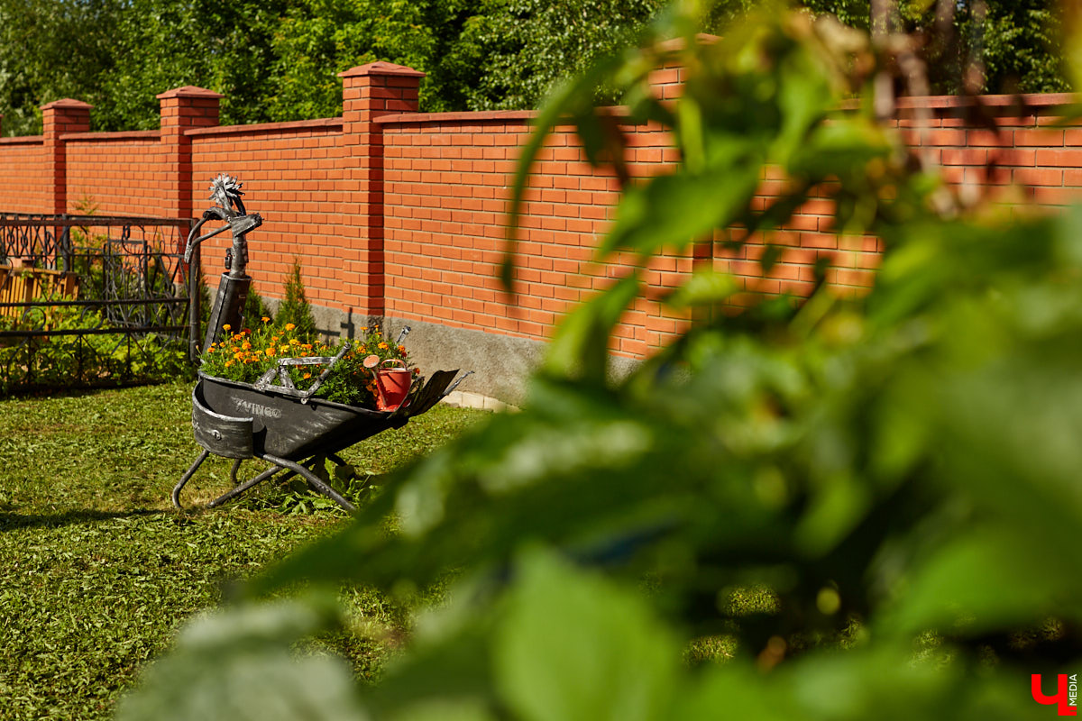 Не так давно «Ключ-Медиа» рассказывал о первом частном доме во Владимирской области, особняке галеристов Лобовых в Юрьевце. Авторские инсталляции членов семьи, диковинные заморские сувениры и созданные знакомыми художниками работы украшают его внутренности, а давно забытый огород представляет собой творческий сад. Куда ни посмотри - разномастные металлические силуэты, причем некоторые из них имеют прикладной характер.