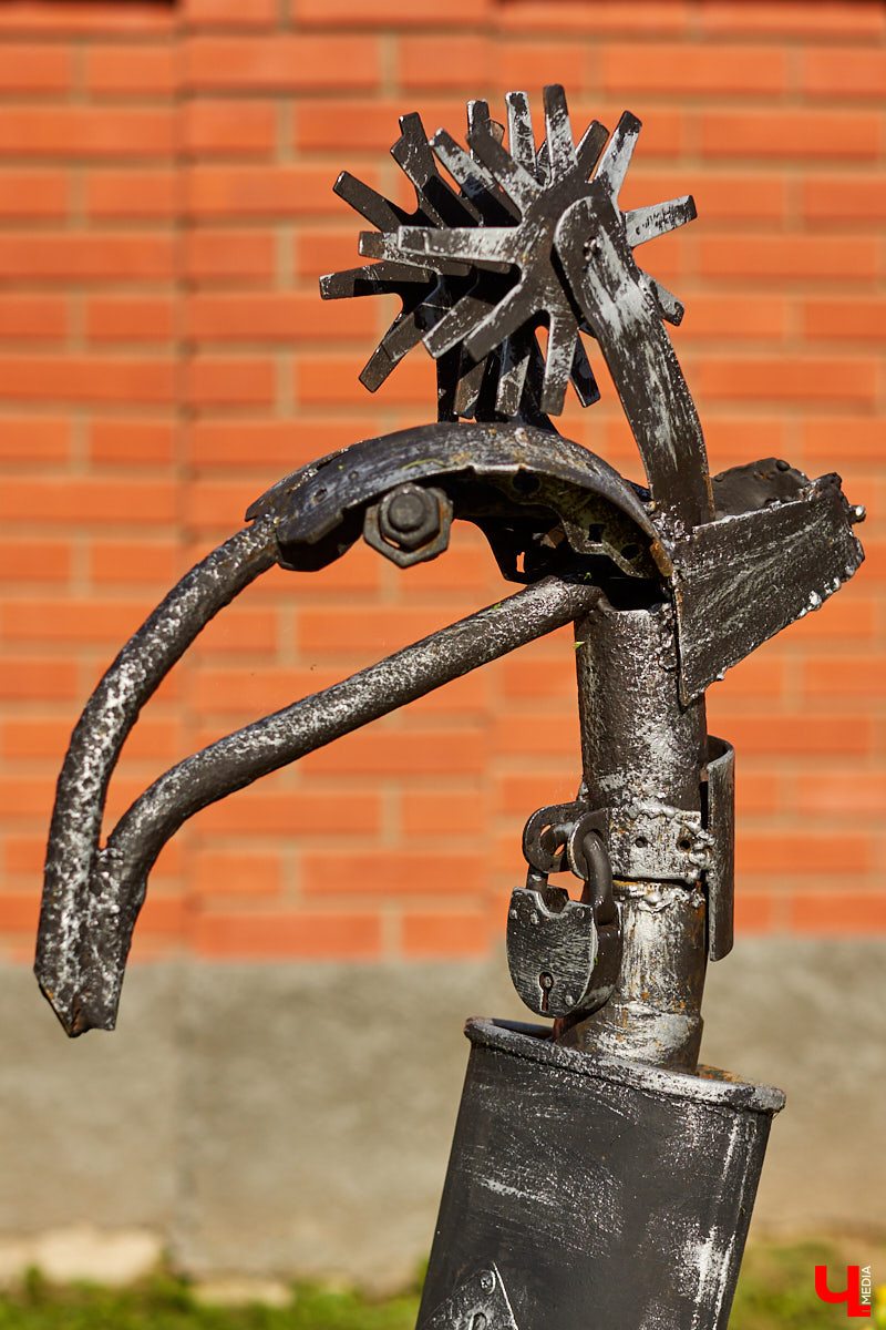 Не так давно «Ключ-Медиа» рассказывал о первом частном доме во Владимирской области, особняке галеристов Лобовых в Юрьевце. Авторские инсталляции членов семьи, диковинные заморские сувениры и созданные знакомыми художниками работы украшают его внутренности, а давно забытый огород представляет собой творческий сад. Куда ни посмотри - разномастные металлические силуэты, причем некоторые из них имеют прикладной характер.