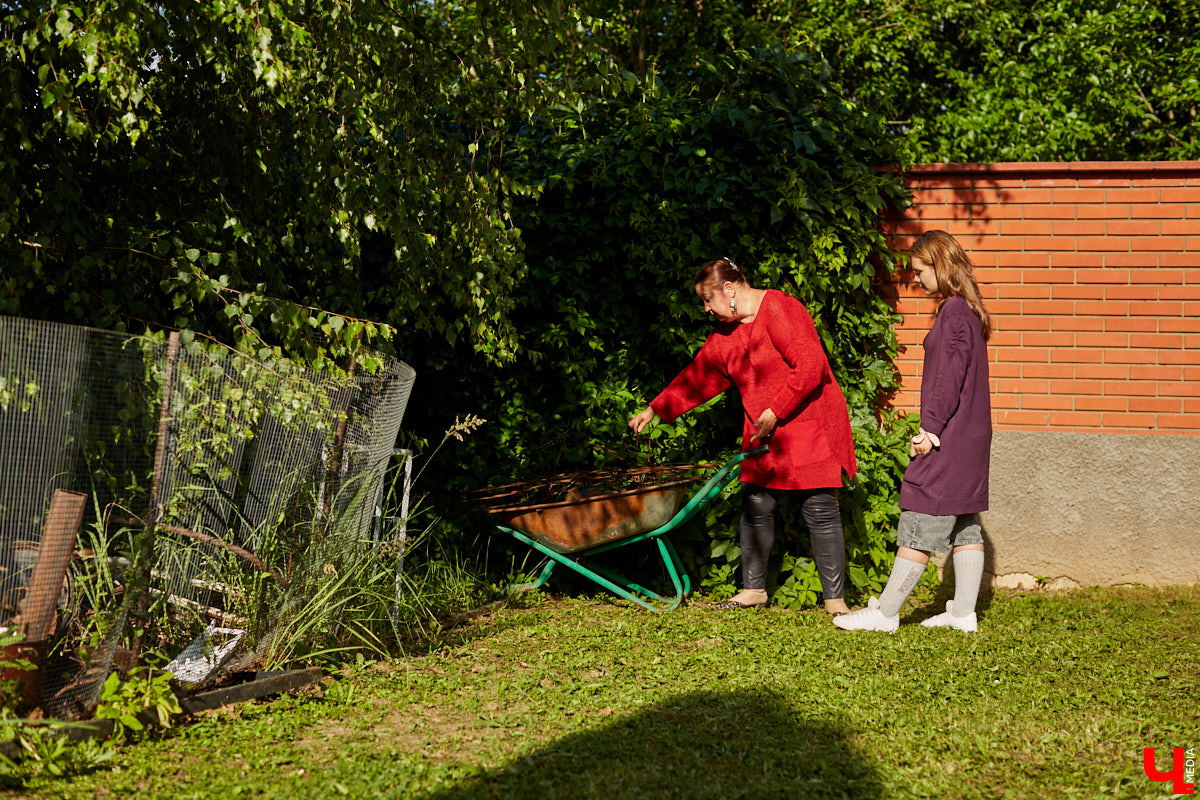 Не так давно «Ключ-Медиа» рассказывал о первом частном доме во Владимирской области, особняке галеристов Лобовых в Юрьевце. Авторские инсталляции членов семьи, диковинные заморские сувениры и созданные знакомыми художниками работы украшают его внутренности, а давно забытый огород представляет собой творческий сад. Куда ни посмотри - разномастные металлические силуэты, причем некоторые из них имеют прикладной характер.