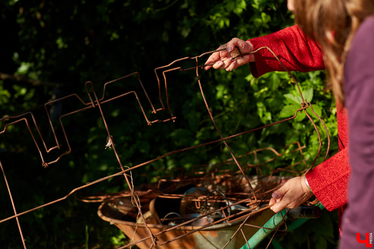 Не так давно «Ключ-Медиа» рассказывал о первом частном доме во Владимирской области, особняке галеристов Лобовых в Юрьевце. Авторские инсталляции членов семьи, диковинные заморские сувениры и созданные знакомыми художниками работы украшают его внутренности, а давно забытый огород представляет собой творческий сад. Куда ни посмотри - разномастные металлические силуэты, причем некоторые из них имеют прикладной характер.