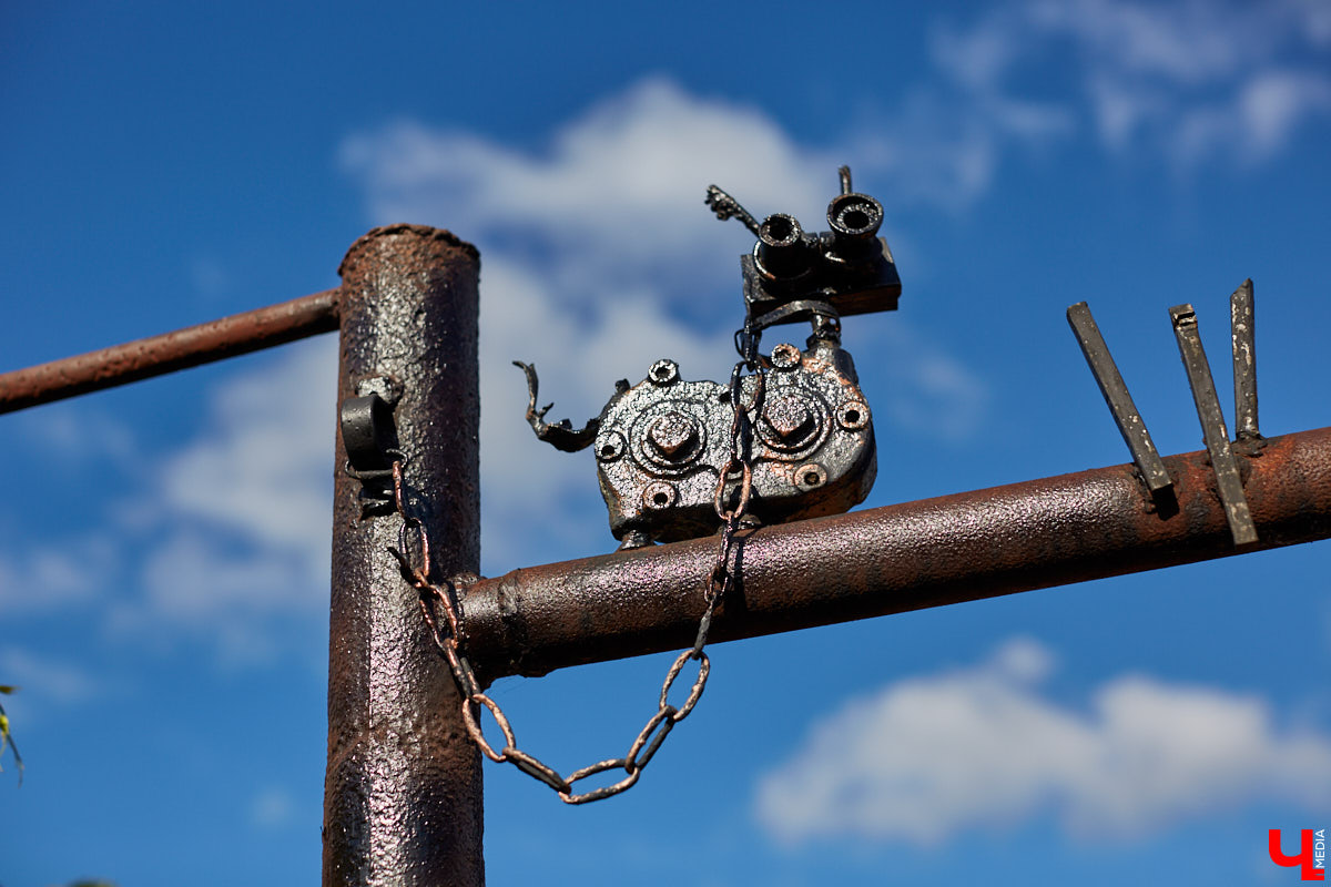 Не так давно «Ключ-Медиа» рассказывал о первом частном доме во Владимирской области, особняке галеристов Лобовых в Юрьевце. Авторские инсталляции членов семьи, диковинные заморские сувениры и созданные знакомыми художниками работы украшают его внутренности, а давно забытый огород представляет собой творческий сад. Куда ни посмотри - разномастные металлические силуэты, причем некоторые из них имеют прикладной характер.