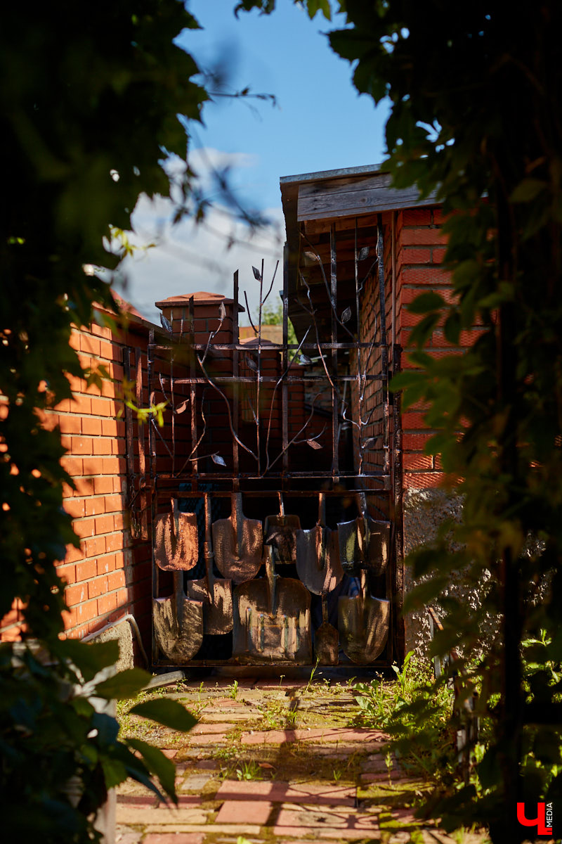 Не так давно «Ключ-Медиа» рассказывал о первом частном доме во Владимирской области, особняке галеристов Лобовых в Юрьевце. Авторские инсталляции членов семьи, диковинные заморские сувениры и созданные знакомыми художниками работы украшают его внутренности, а давно забытый огород представляет собой творческий сад. Куда ни посмотри - разномастные металлические силуэты, причем некоторые из них имеют прикладной характер.