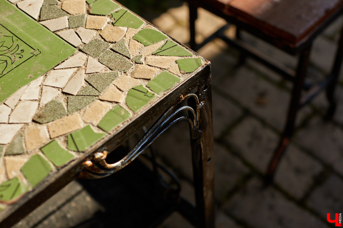 Не так давно «Ключ-Медиа» рассказывал о первом частном доме во Владимирской области, особняке галеристов Лобовых в Юрьевце. Авторские инсталляции членов семьи, диковинные заморские сувениры и созданные знакомыми художниками работы украшают его внутренности, а давно забытый огород представляет собой творческий сад. Куда ни посмотри - разномастные металлические силуэты, причем некоторые из них имеют прикладной характер.