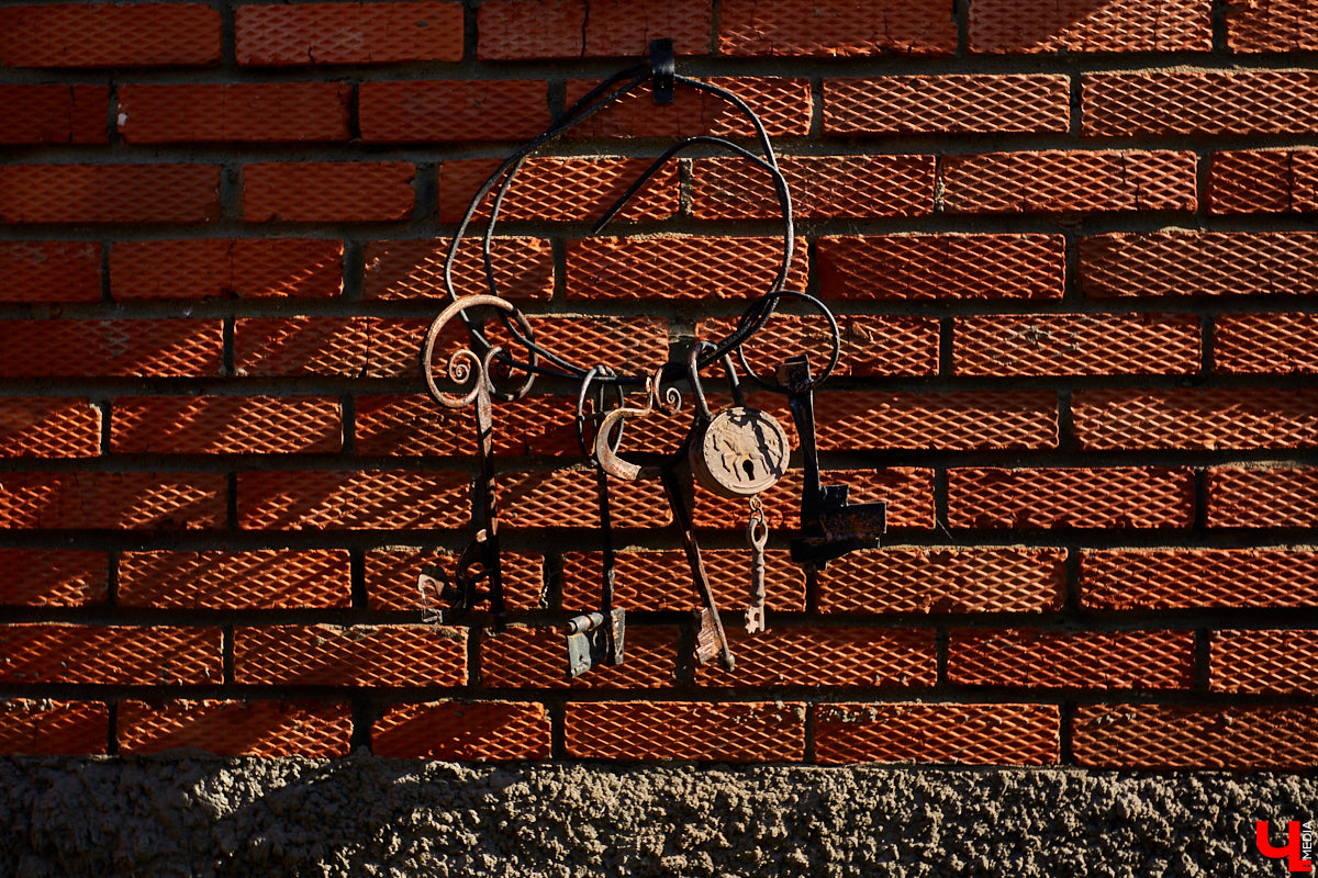 Не так давно «Ключ-Медиа» рассказывал о первом частном доме во Владимирской области, особняке галеристов Лобовых в Юрьевце. Авторские инсталляции членов семьи, диковинные заморские сувениры и созданные знакомыми художниками работы украшают его внутренности, а давно забытый огород представляет собой творческий сад. Куда ни посмотри - разномастные металлические силуэты, причем некоторые из них имеют прикладной характер.