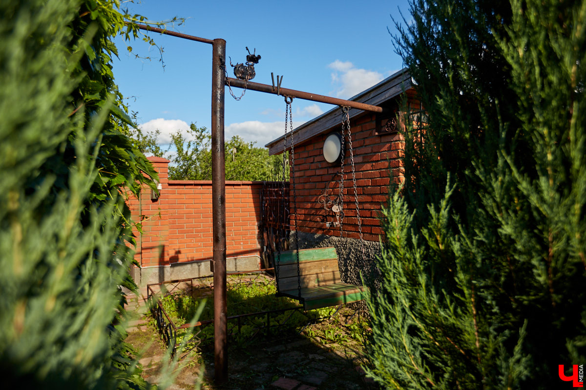 Не так давно «Ключ-Медиа» рассказывал о первом частном доме во Владимирской области, особняке галеристов Лобовых в Юрьевце. Авторские инсталляции членов семьи, диковинные заморские сувениры и созданные знакомыми художниками работы украшают его внутренности, а давно забытый огород представляет собой творческий сад. Куда ни посмотри - разномастные металлические силуэты, причем некоторые из них имеют прикладной характер.