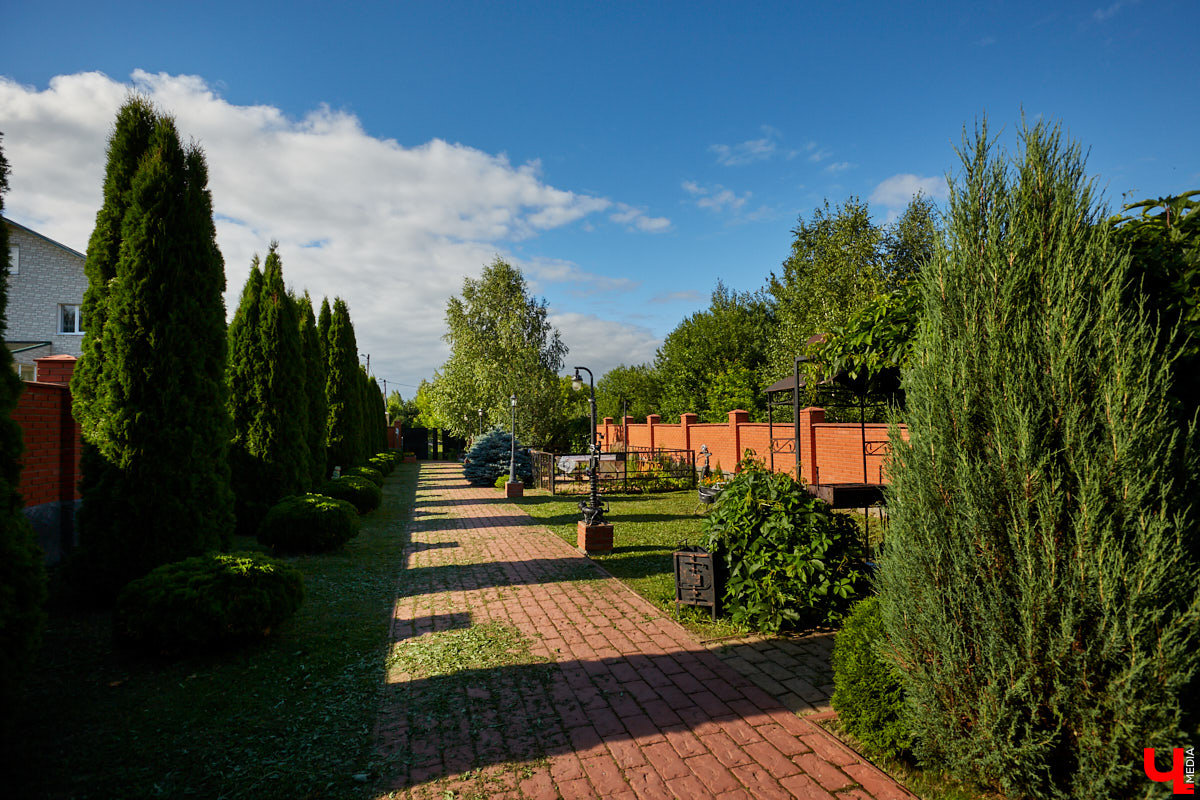 Не так давно «Ключ-Медиа» рассказывал о первом частном доме во Владимирской области, особняке галеристов Лобовых в Юрьевце. Авторские инсталляции членов семьи, диковинные заморские сувениры и созданные знакомыми художниками работы украшают его внутренности, а давно забытый огород представляет собой творческий сад. Куда ни посмотри - разномастные металлические силуэты, причем некоторые из них имеют прикладной характер.