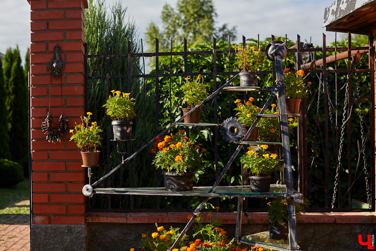 Не так давно «Ключ-Медиа» рассказывал о первом частном доме во Владимирской области, особняке галеристов Лобовых в Юрьевце. Авторские инсталляции членов семьи, диковинные заморские сувениры и созданные знакомыми художниками работы украшают его внутренности, а давно забытый огород представляет собой творческий сад. Куда ни посмотри - разномастные металлические силуэты, причем некоторые из них имеют прикладной характер.