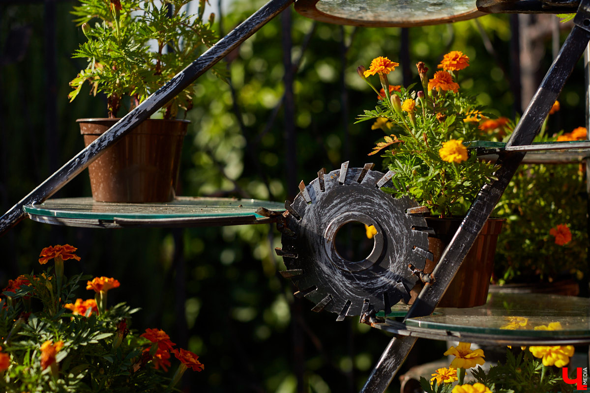 Не так давно «Ключ-Медиа» рассказывал о первом частном доме во Владимирской области, особняке галеристов Лобовых в Юрьевце. Авторские инсталляции членов семьи, диковинные заморские сувениры и созданные знакомыми художниками работы украшают его внутренности, а давно забытый огород представляет собой творческий сад. Куда ни посмотри - разномастные металлические силуэты, причем некоторые из них имеют прикладной характер.