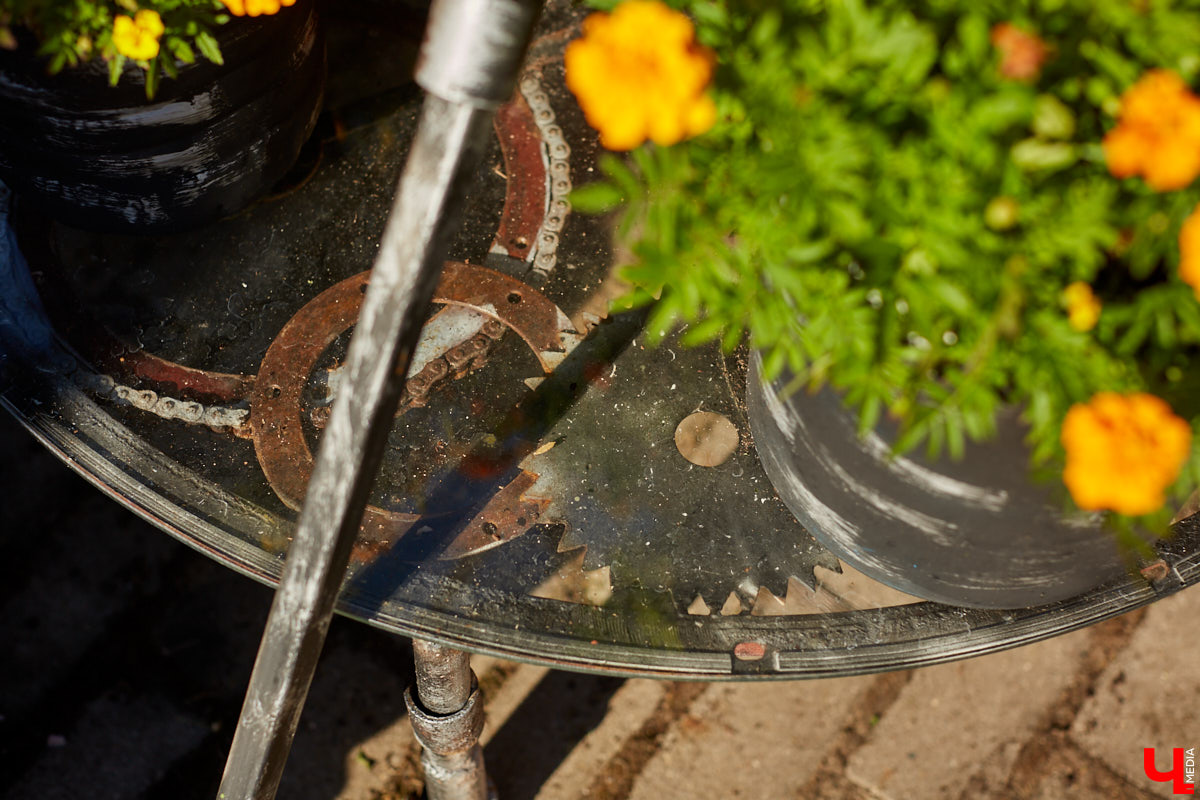 Не так давно «Ключ-Медиа» рассказывал о первом частном доме во Владимирской области, особняке галеристов Лобовых в Юрьевце. Авторские инсталляции членов семьи, диковинные заморские сувениры и созданные знакомыми художниками работы украшают его внутренности, а давно забытый огород представляет собой творческий сад. Куда ни посмотри - разномастные металлические силуэты, причем некоторые из них имеют прикладной характер.