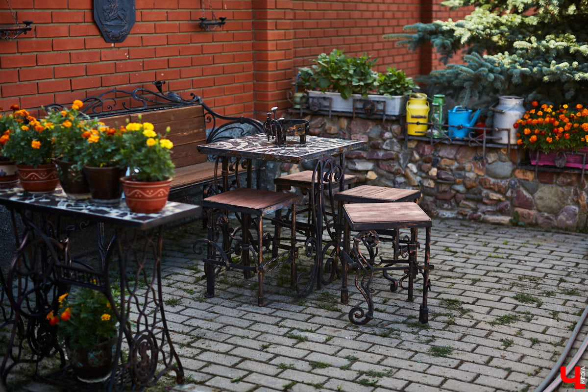 Не так давно «Ключ-Медиа» рассказывал о первом частном доме во Владимирской области, особняке галеристов Лобовых в Юрьевце. Авторские инсталляции членов семьи, диковинные заморские сувениры и созданные знакомыми художниками работы украшают его внутренности, а давно забытый огород представляет собой творческий сад. Куда ни посмотри - разномастные металлические силуэты, причем некоторые из них имеют прикладной характер.