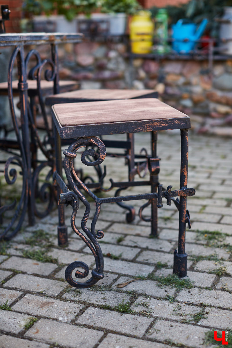 Не так давно «Ключ-Медиа» рассказывал о первом частном доме во Владимирской области, особняке галеристов Лобовых в Юрьевце. Авторские инсталляции членов семьи, диковинные заморские сувениры и созданные знакомыми художниками работы украшают его внутренности, а давно забытый огород представляет собой творческий сад. Куда ни посмотри - разномастные металлические силуэты, причем некоторые из них имеют прикладной характер.