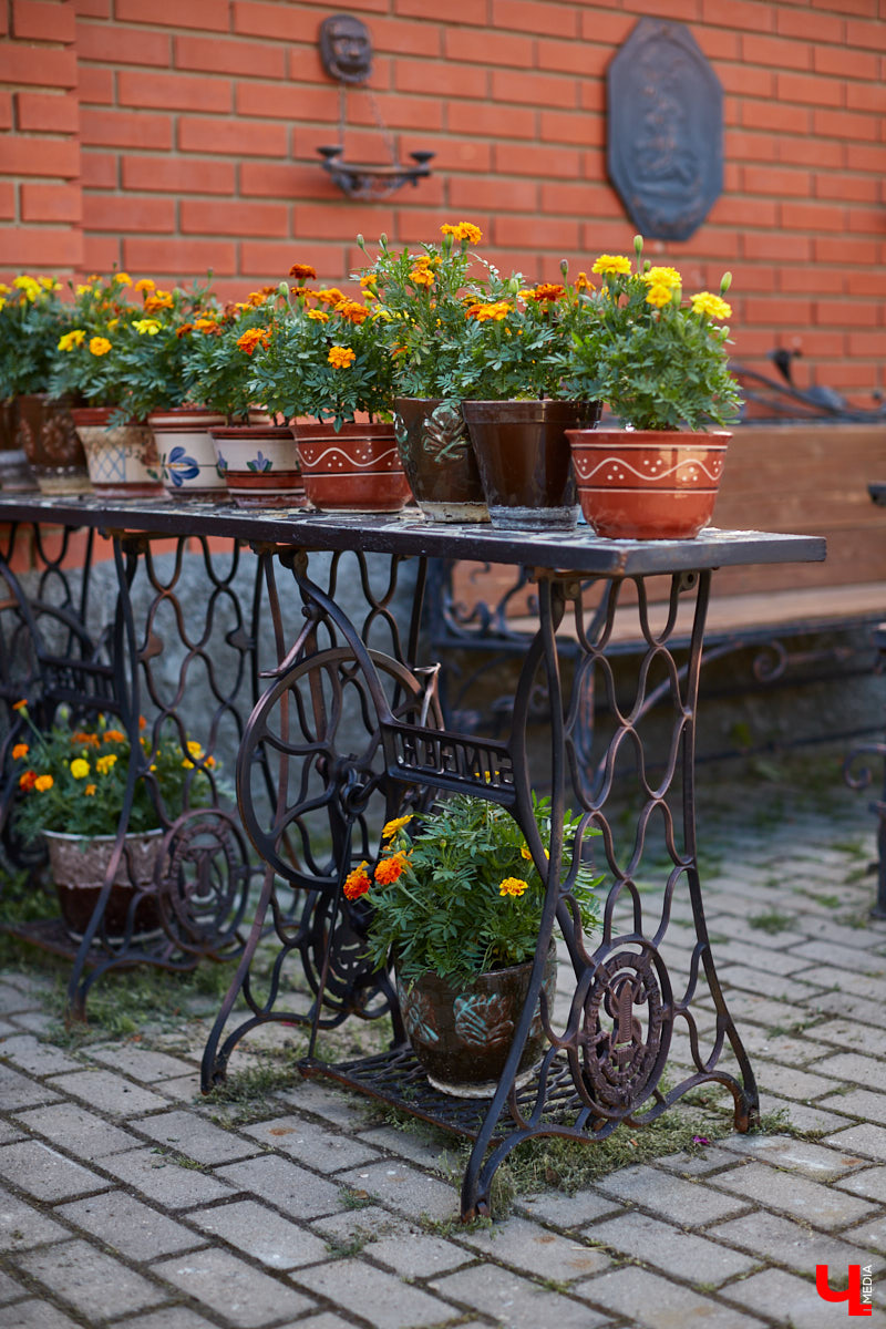 Не так давно «Ключ-Медиа» рассказывал о первом частном доме во Владимирской области, особняке галеристов Лобовых в Юрьевце. Авторские инсталляции членов семьи, диковинные заморские сувениры и созданные знакомыми художниками работы украшают его внутренности, а давно забытый огород представляет собой творческий сад. Куда ни посмотри - разномастные металлические силуэты, причем некоторые из них имеют прикладной характер.