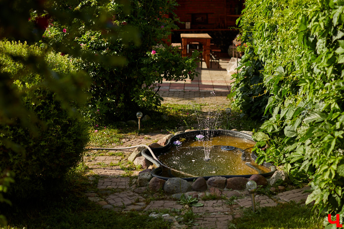 Не так давно «Ключ-Медиа» рассказывал о первом частном доме во Владимирской области, особняке галеристов Лобовых в Юрьевце. Авторские инсталляции членов семьи, диковинные заморские сувениры и созданные знакомыми художниками работы украшают его внутренности, а давно забытый огород представляет собой творческий сад. Куда ни посмотри - разномастные металлические силуэты, причем некоторые из них имеют прикладной характер.