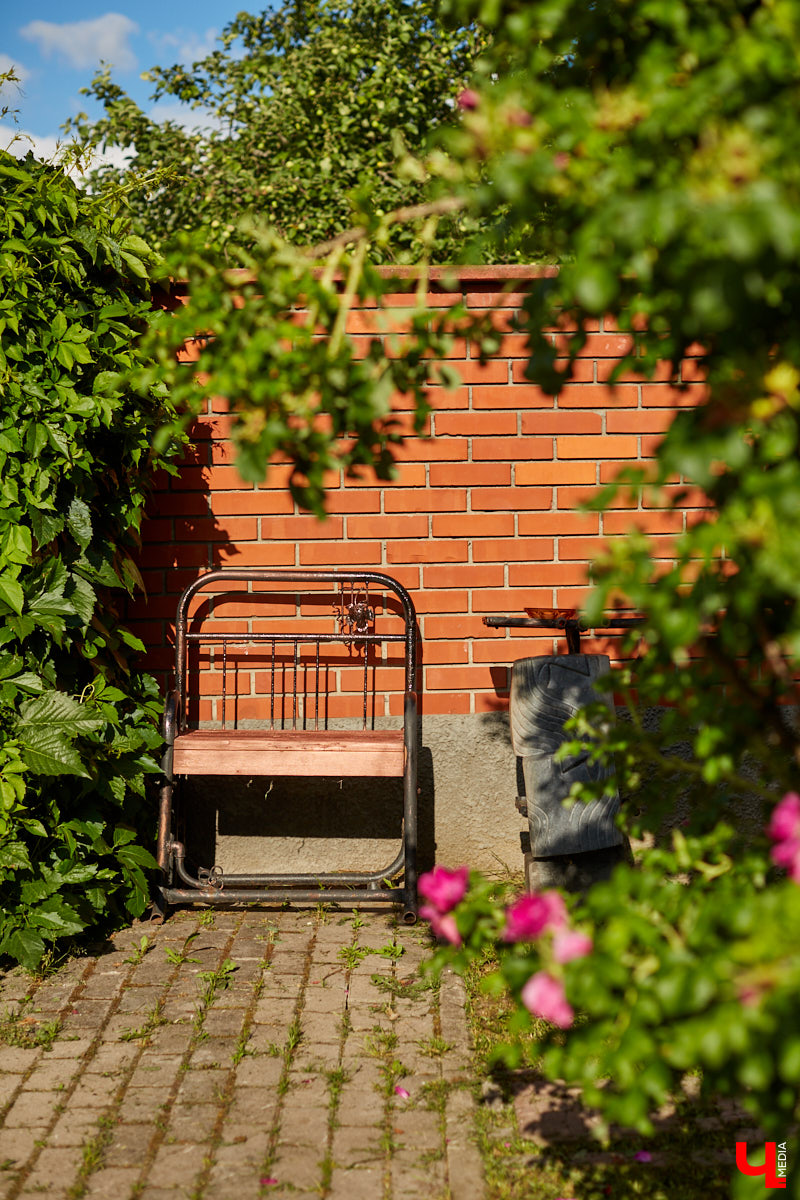 Не так давно «Ключ-Медиа» рассказывал о первом частном доме во Владимирской области, особняке галеристов Лобовых в Юрьевце. Авторские инсталляции членов семьи, диковинные заморские сувениры и созданные знакомыми художниками работы украшают его внутренности, а давно забытый огород представляет собой творческий сад. Куда ни посмотри - разномастные металлические силуэты, причем некоторые из них имеют прикладной характер.