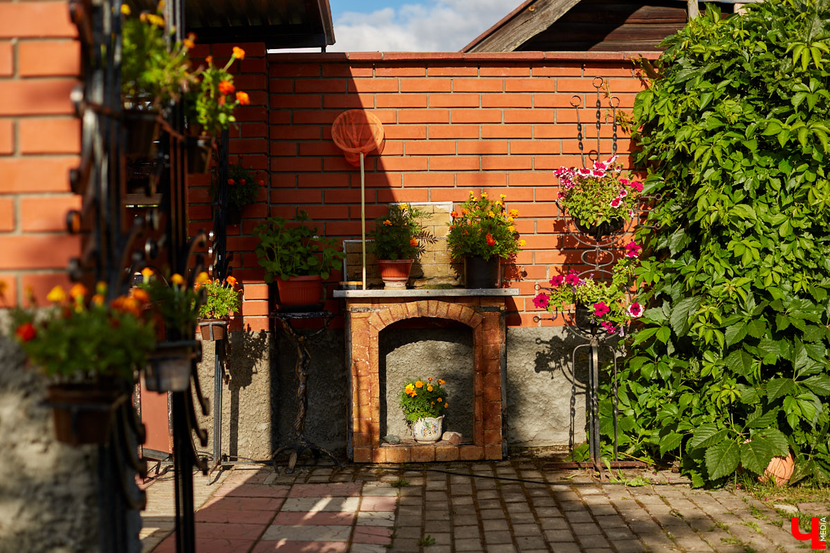 Не так давно «Ключ-Медиа» рассказывал о первом частном доме во Владимирской области, особняке галеристов Лобовых в Юрьевце. Авторские инсталляции членов семьи, диковинные заморские сувениры и созданные знакомыми художниками работы украшают его внутренности, а давно забытый огород представляет собой творческий сад. Куда ни посмотри - разномастные металлические силуэты, причем некоторые из них имеют прикладной характер.