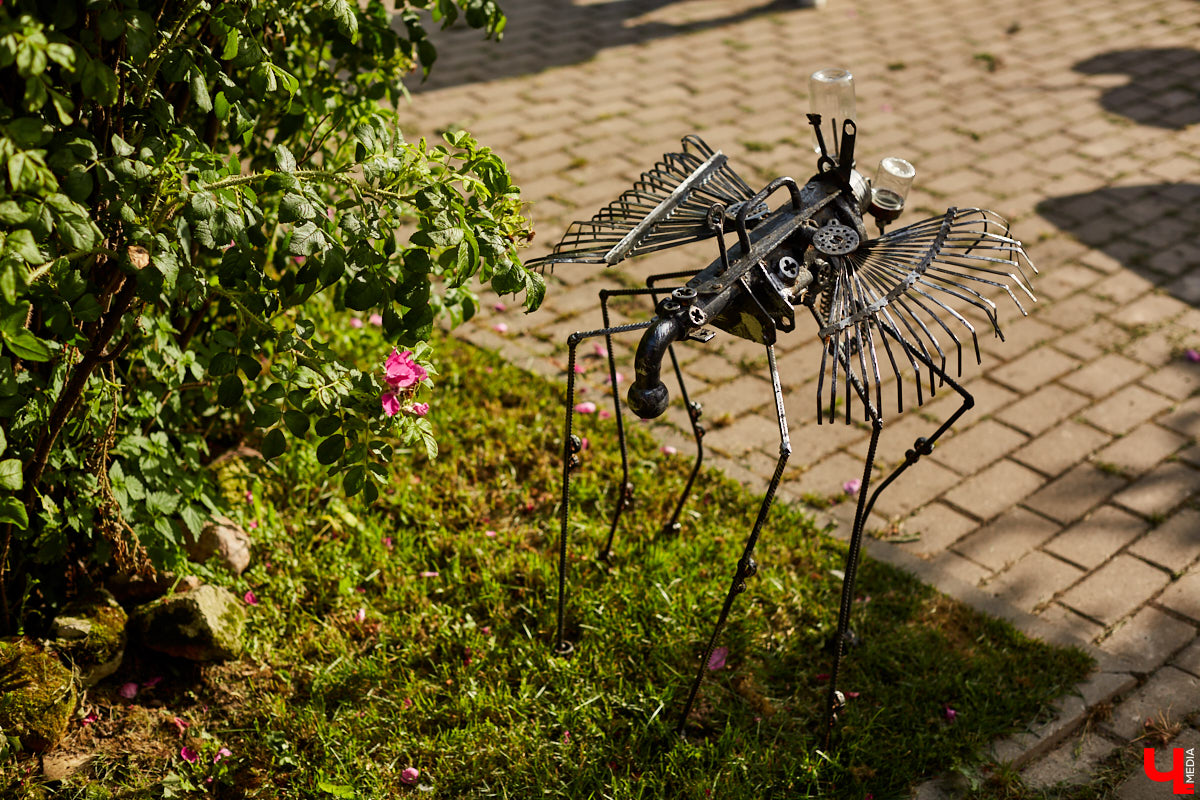 Не так давно «Ключ-Медиа» рассказывал о первом частном доме во Владимирской области, особняке галеристов Лобовых в Юрьевце. Авторские инсталляции членов семьи, диковинные заморские сувениры и созданные знакомыми художниками работы украшают его внутренности, а давно забытый огород представляет собой творческий сад. Куда ни посмотри - разномастные металлические силуэты, причем некоторые из них имеют прикладной характер.