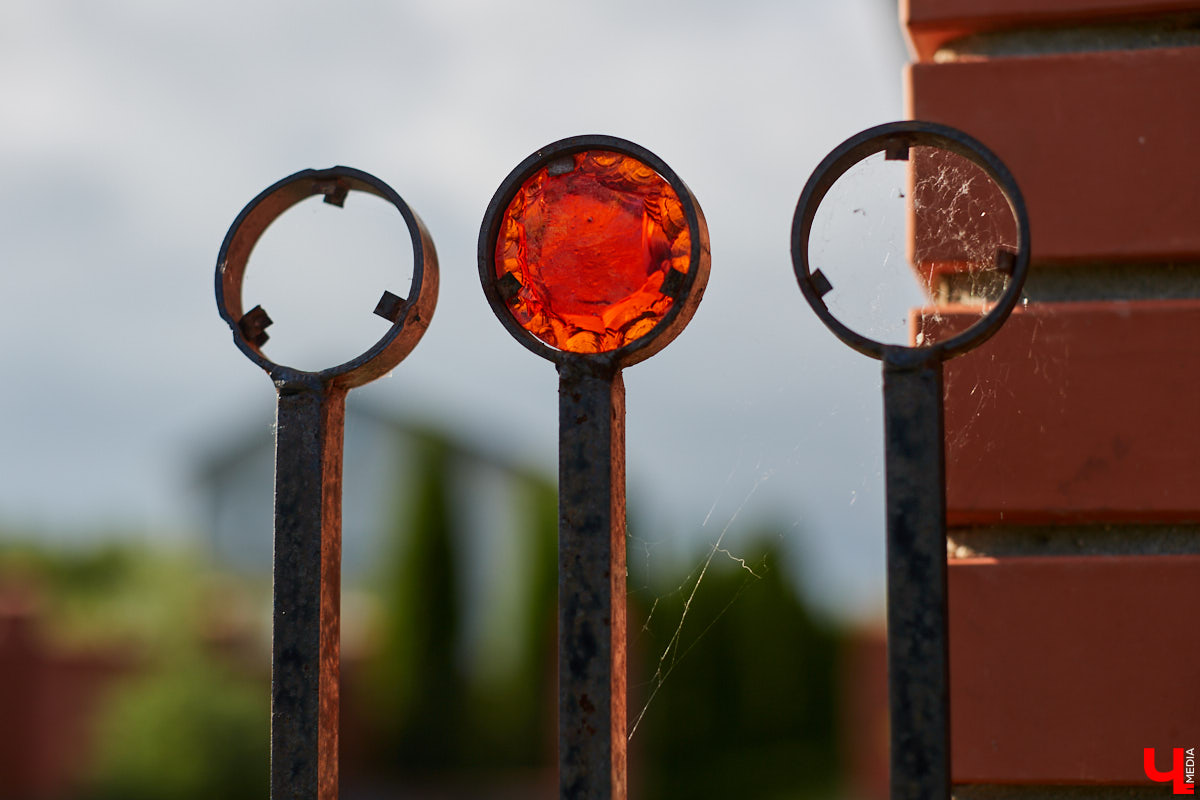 Не так давно «Ключ-Медиа» рассказывал о первом частном доме во Владимирской области, особняке галеристов Лобовых в Юрьевце. Авторские инсталляции членов семьи, диковинные заморские сувениры и созданные знакомыми художниками работы украшают его внутренности, а давно забытый огород представляет собой творческий сад. Куда ни посмотри - разномастные металлические силуэты, причем некоторые из них имеют прикладной характер.