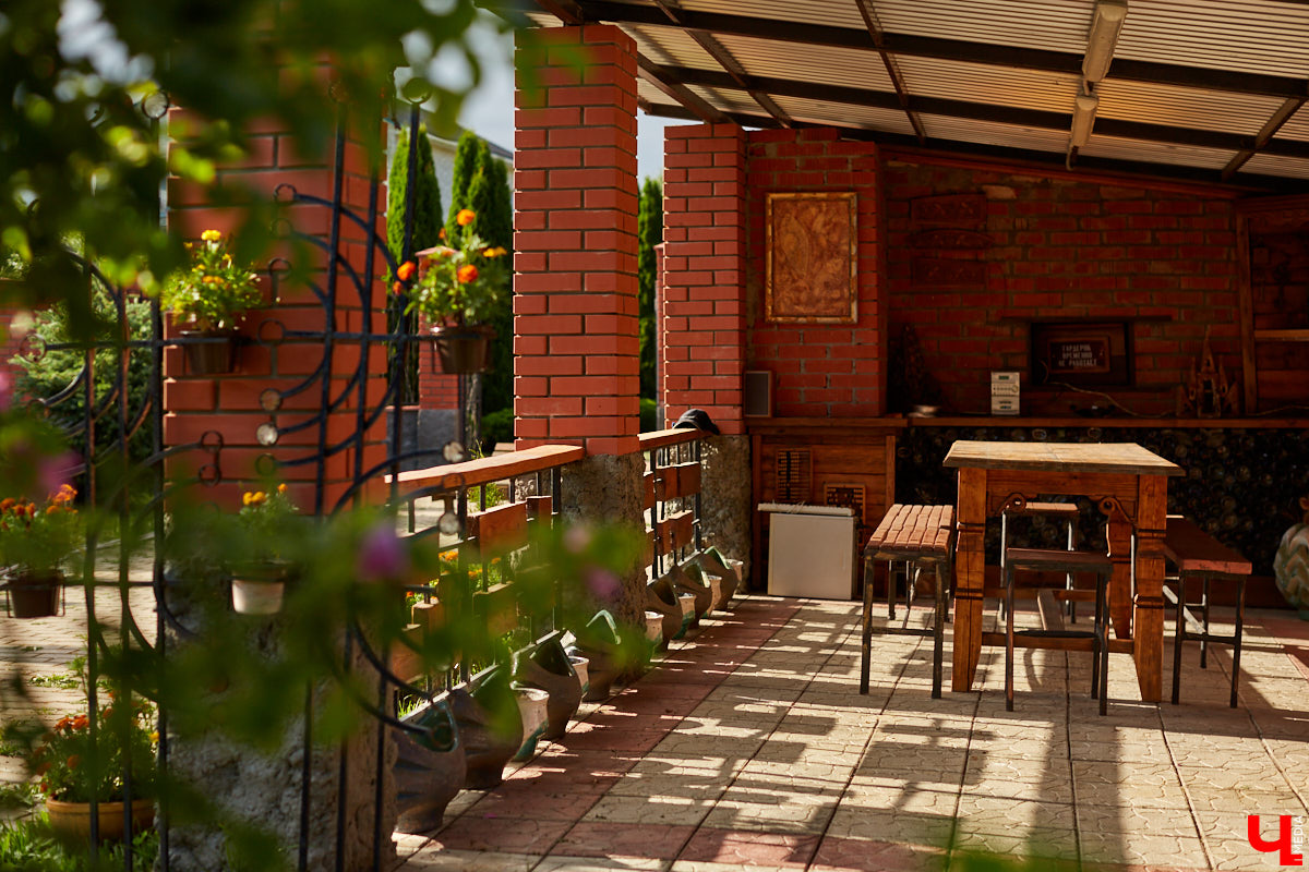 Не так давно «Ключ-Медиа» рассказывал о первом частном доме во Владимирской области, особняке галеристов Лобовых в Юрьевце. Авторские инсталляции членов семьи, диковинные заморские сувениры и созданные знакомыми художниками работы украшают его внутренности, а давно забытый огород представляет собой творческий сад. Куда ни посмотри - разномастные металлические силуэты, причем некоторые из них имеют прикладной характер.